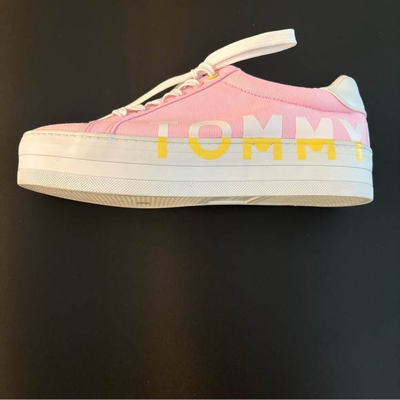 TOMMY HILFINGER SIZE 8M PINK TENNIS SHOES 1. 13/16” MID-SOLE  LOGO - Picture 4 of 13